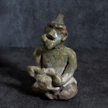Sawankhalok Steengoed Celadon-figuur van een knielende
