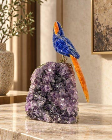 Fraai stuk - Handgesneden sodoliet papegaai op amethyst -