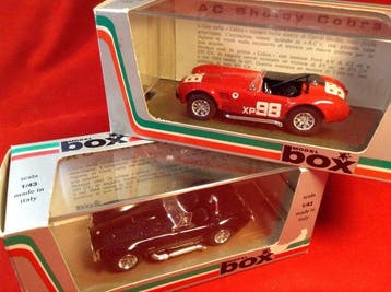 Best Box 1:43 - Model raceauto (2) - Box #8422 AC Shelby, Nieuw