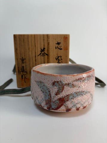 Japanse Shino-ware chawan door Sato Juzo () –