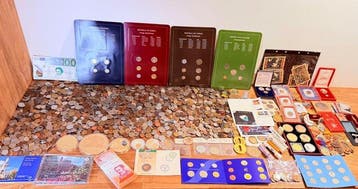 Wereld. Large collection of loose coins / medals / banknotes