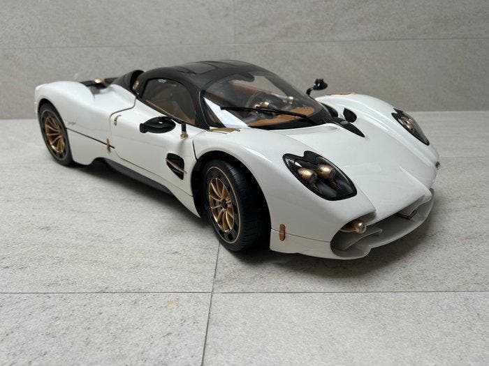 Pocher 1:8 - Modelauto - Pagani Utopia, Hobby en Vrije tijd, Modelauto's | 1:5 tot 1:12