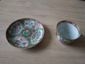 Kop en schotel - Aardewerk - Rose medaillon