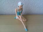 Beeldje - ZITTENDE DAME IN LICHT BLAUW BADPAK - Polystone