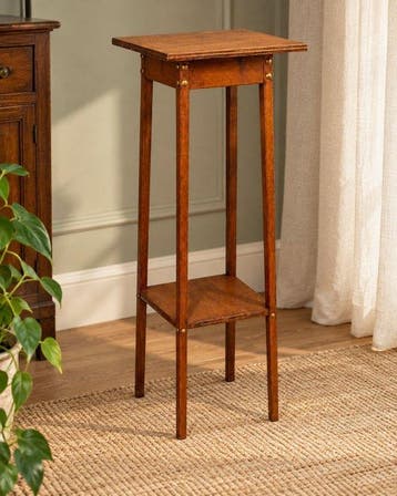 Karaktervolle vintage plantentafel – warm hout, goudkleurige