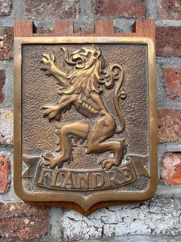 sculptuur, Bronzen wapenschild met de Vlaamse Leeuw, - 34 cm
