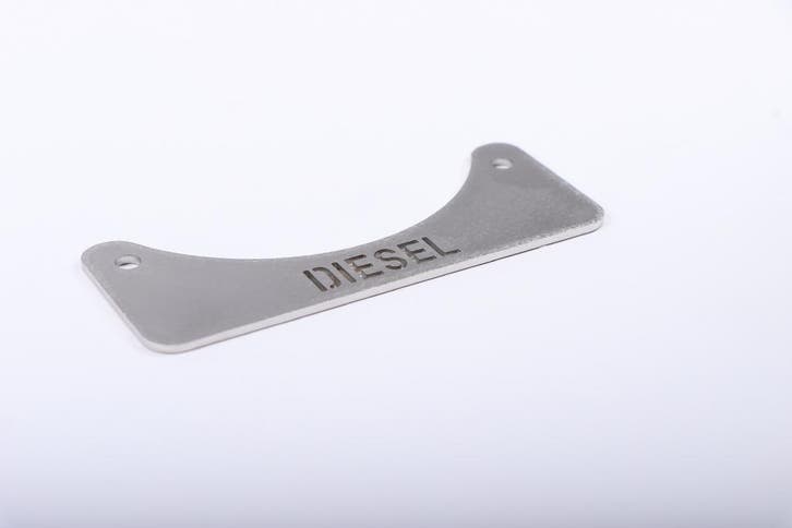 LR Defender RVS brandstof badge – Diesel / Benzine / HVO100, Auto diversen, Tuning en Styling, Verzenden