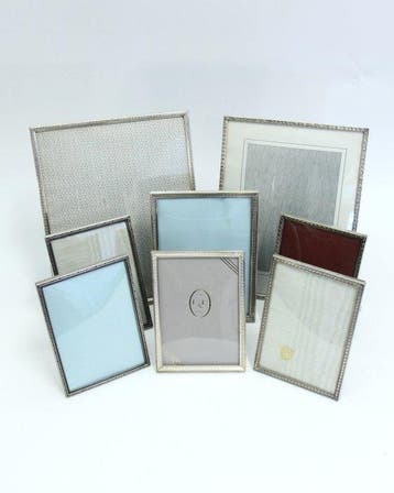 8 Fotolijsten met bol glas en bewerkte rand - O.a. Jyden -