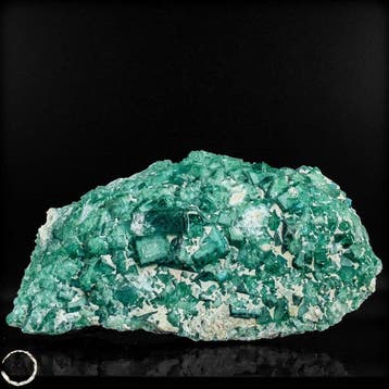 Natuurlijke fluoriet-kristalclusters uit Madagaskar. van