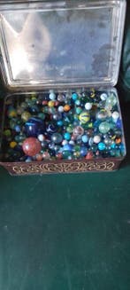 Lot de env. 735 billes anciennes en verre (5–6 kg) + boîte
