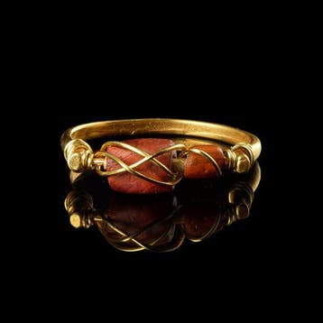 Oud-Romeins Ring met draad omwikkelde Romeinse glazen kralen