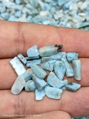 1685 ct - Natuurlijk Larimar – Ongeveer 1800 geslepen chips,