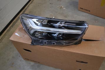 Volvo xc40 led koplamp rechts 32342457 1 steuntje afgebroken, Ophalen of Verzenden, Gebruikt, Volvo