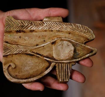 Oud-Egypte, Zeldzaam grote faïence Udjat-oog, 10,5 cm hoog.