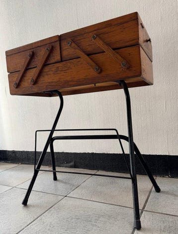 Naaidoos - Hout, Metaal - Houtwerkster