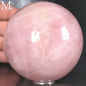 Gepolijst rozenkwarts Bol met een subtiele roze tint -