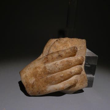 Oud-Romeins Marmer Hand met phiale van een beeld. 8 cm lang., Verzamelen