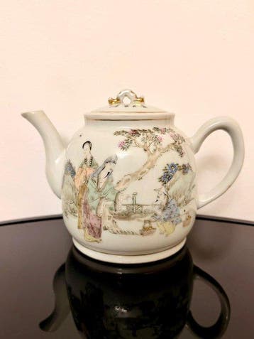 • Antieke Famille Rose porseleinen theepot met