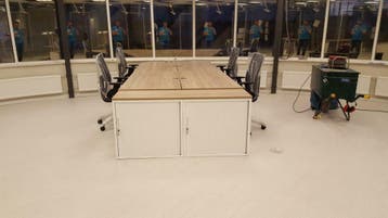 Projectinrichting, kantoorinrichting, meubilair, vloeren, Zakelijke goederen, Vergader- of Presentatieruimte, Verzenden, Nieuw in verpakking