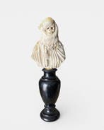Beeldje, Buste memento mori représente Léonard de Vinci - 17