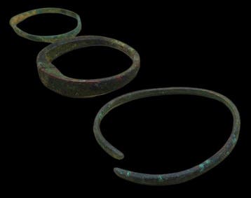Viking periode collectie bronzen armbanden, slangenkoppen
