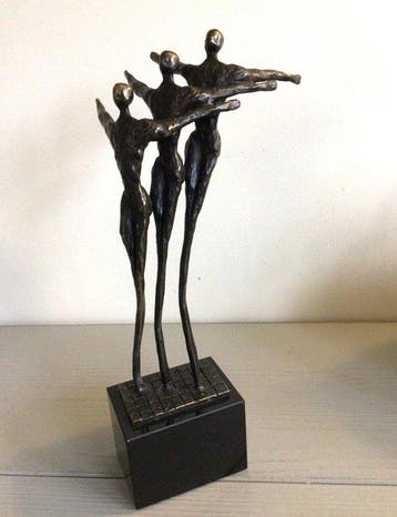 Corry Ammerlaan - sculptuur, “ Kracht door eenheid “ - 24 cm