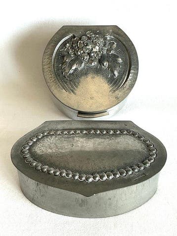 Twee mooie tinnen Art Deco doosjes , gesigneerd Reival -