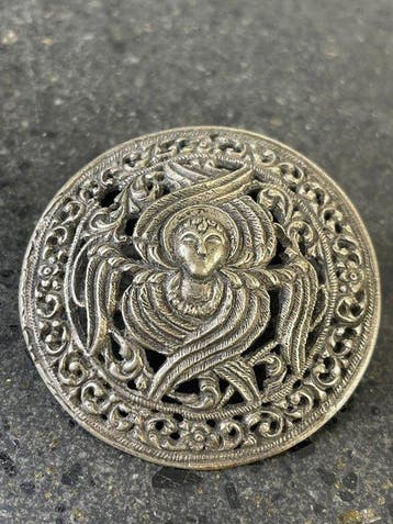 Nabij-Oosterse opengewerkte broche met gevleugeld figuur –