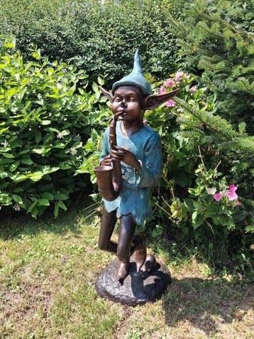 Figuur - gnom mit saxophon - Gepatineerd brons