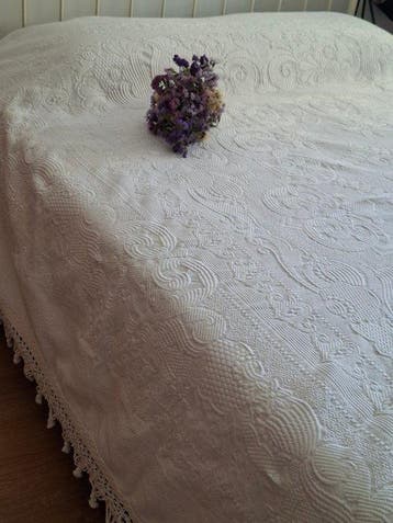 Spectaculair groot formaat sprei met een delicaat patroon en, Antiek en Kunst