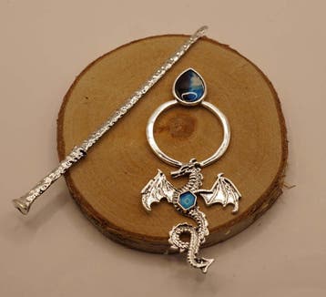 Haarspeld + stokje van draak met blauw steen kleur zilver, Verzenden, Nieuw, Haarspeld
