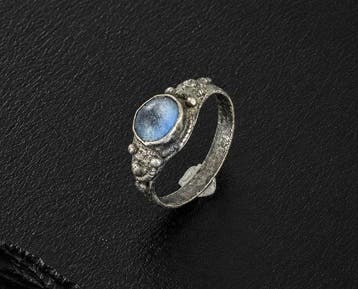 Middeleeuws Zilver Ring met blauwe glascabochon – 15e–17e
