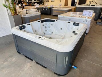 Jacuzzi Passion Relax 2x ligplaats incl garantie + plaatsing, Zo goed als nieuw, Filter, Vast