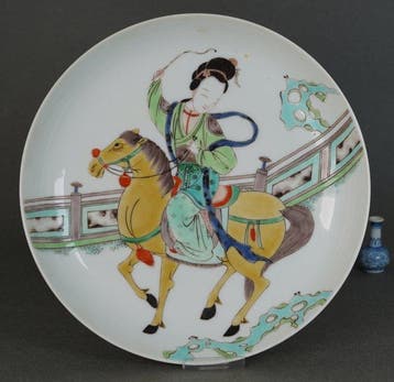 Kangxi (1662-1722) - Schotel - Een dame op een sierlijk