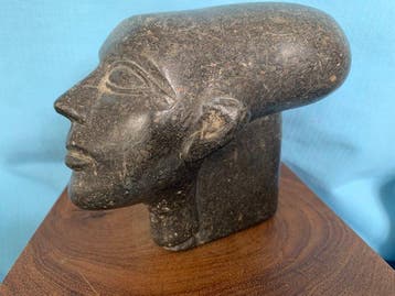 Hoofd van een figuur - Hoofdsculptuur - Steen