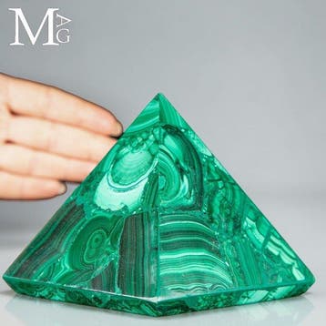 Levendig groen Congolese malachietpiramide met ingewikkelde