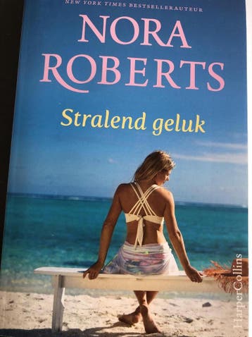 Stralend geluk 9789402703733 Nora Roberts, Boeken, Verzenden, Zo goed als nieuw, Nora Roberts