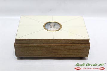 Scrigno portagioie vintage in legno di Ciliegio con un