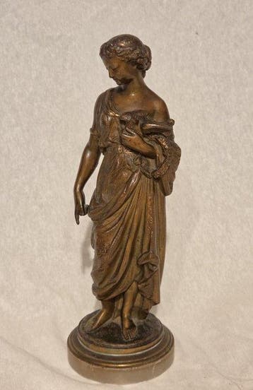 sculptuur, Woman holding a dove - 33 cm - Zinklegering