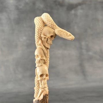 Snijwerk, NO RESERVE PRICE - Stack of Human Skulls and Snake, Antiek en Kunst