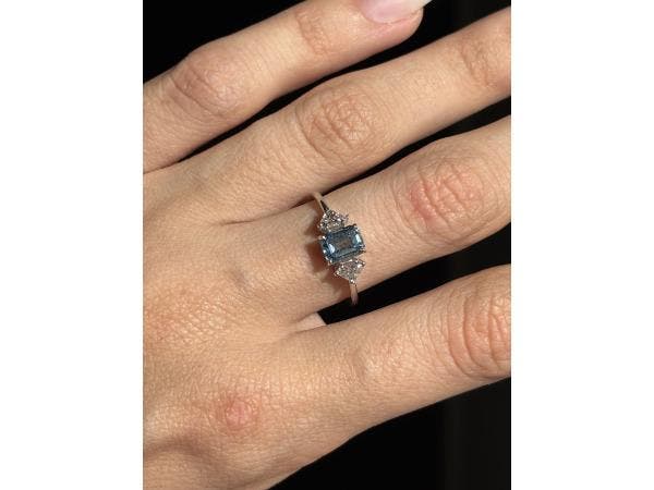 Veiling - Witgouden ring met blauwe labdiamant en zijstenen, Sieraden, Tassen en Uiterlijk, Ringen