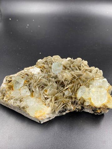 Natuurlijke aquamarijn en muscovietmica mineraalmonster