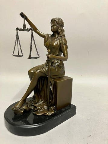sculptuur, Groter beeld van een zittende Vrouwe Justitia -, Antiek en Kunst