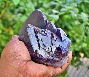 Prachtige grote buitenaardse amethistpunt met kristallisatie, Verzamelen, Mineralen en Fossielen