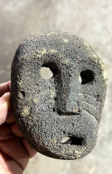 Een intrigerend stenen masker voor ceremoniële doeleinden. -