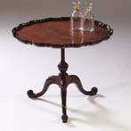 Wijntafel  salontafelhoogte ca 1870 rond en sterk geschulpt, Ophalen of Verzenden