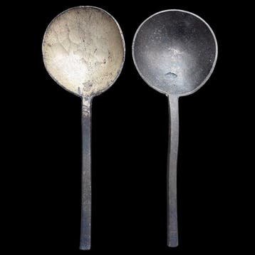 Post-middeleeuws Tin Twee lepels met roosmerk - 17th century, Antiek en Kunst