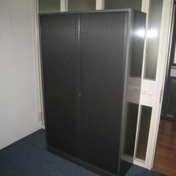 (MDK-100422) Ahrend roldeurkast 195 cm hoog donkergrijs, Ophalen of Verzenden, Gebruikt