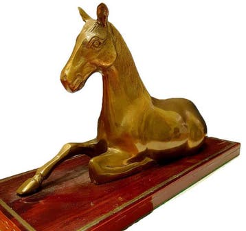 sculptuur, Caballo sentado de bronce sobre base de madera. -