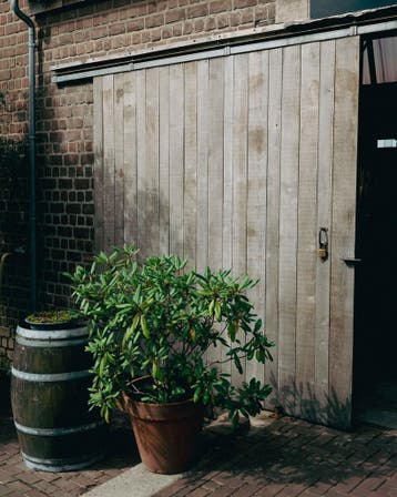 Oud hout voor o.a. dakbeschot, vloeren en gevelbekleding, Gebruikt